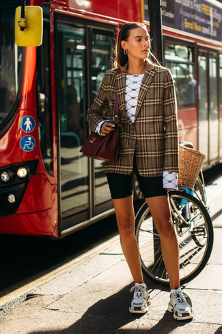 Какие шорты носить с коричневым пиджаком в 30 лет женщине: Сочетание коричневого пиджака и шорт поможет составить незаезженный наряд в стиле кэжуал. Разноцветные кроссовки обеспечат комфорт в движении.