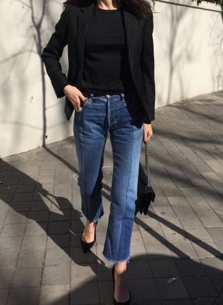 С чем носить синие джинсы c бахромой в 30 лет женщине в теплую погоду в стиле смарт-кэжуал: Черный пиджак в вертикальную полоску и синие джинсы c бахромой — must have элементы в гардеробе поклонниц стиля кэжуал. Черные кожаные туфли станут превосходным дополнением к твоему ансамблю.