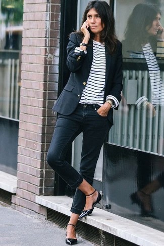 С чем носить черно-золотые кожаные часы женщине: Черный пиджак и черно-золотые кожаные часы — отличный выбор для женщин, которые никогда не сидят на месте. В сочетании с этим луком наиболее уместно смотрятся черные кожаные туфли.