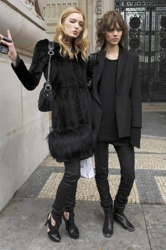 Модный лук: черный пиджак, черная футболка с длинным рукавом, черные джинсы скинни, черные кожаные ботинки челси