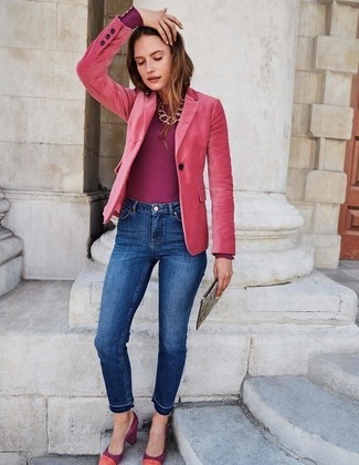 С чем носить светло-фиолетовые замшевые туфли в 30 лет: Сочетание ярко-розового бархатного пиджака и синих джинсов скинни позволит выглядеть модно, а также подчеркнуть твою индивидуальность. Очень стильно здесь выглядят светло-фиолетовые замшевые туфли.