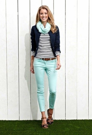 С чем носить зеленые джинсы женщине: Темно-синий пиджак и зеленые джинсы — необходимые вещи в гардеробе девушек с великолепным вкусом в одежде. Очень модно здесь будут выглядеть коричневые кожаные босоножки на каблуке.