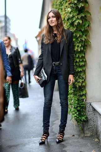 Какие джинсы носить с черным пиджаком женщине: Комбо из черного пиджака и джинсов — великолепная идея для воплощения образа в стиле smart casual. В паре с этим луком наиболее уместно будут смотреться черные кожаные туфли с вырезом.