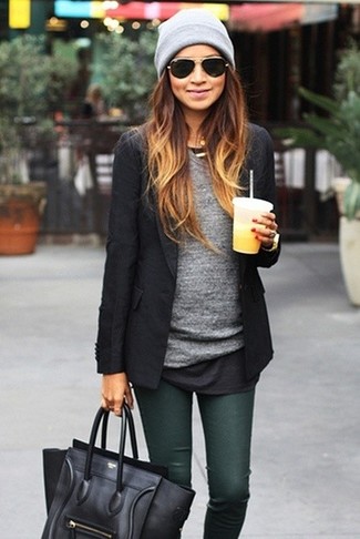 С чем носить темно-зеленые джинсы скинни в теплую погоду: Если ты считаешь себя одной из тех леди, способных хорошо разбираться в модных тенденциях, тебе понравится образ из черного пиджака и темно-зеленых джинсов скинни.