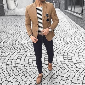 Какие зауженные джинсы носить с коричневым пиджаком мужчине в стиле кэжуал: Коричневый пиджак и зауженные джинсы прочно закрепились в гардеробе многих джентльменов, позволяя создавать яркие и стильные образы. Коричневые замшевые топсайдеры станут замечательным завершением твоего лука.
