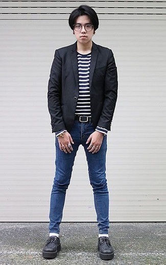 С чем носить синие зауженные джинсы подросткам мужчине: Черный пиджак и синие зауженные джинсы будет прекрасной идеей для непринужденного повседневного ансамбля. Любители экспериментировать могут дополнить ансамбль черными кожаными массивными туфлями дерби, тем самым добавив в него немного строгости.