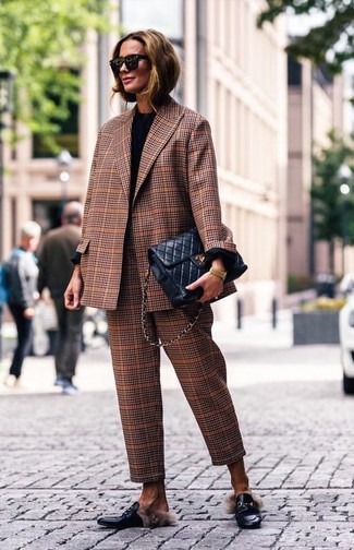 С чем носить черно-белые кожаные лоферы женщине: Сочетание коричневого пиджака в шотландскую клетку и коричневых классических брюк в шотландскую клетку поможет выглядеть аккуратно, а также выразить твой личный стиль. В паре с этим образом наиболее выигрышно выглядят черно-белые кожаные лоферы.