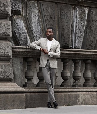 Какие классические брюки носить с серым пиджаком мужчине: Комбо из серого пиджака и классических брюк поможет создать модный и мужественный ансамбль. В сочетании с этим образом наиболее уместно смотрятся черные кожаные лоферы.