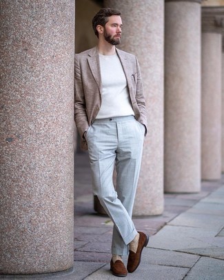 Какие лоферы носить с бежевым пиджаком мужчине: Бежевый пиджак в сочетании с серыми классическими брюками позволит создать стильный классический образ. Что до обуви, можно закончить образ лоферами.