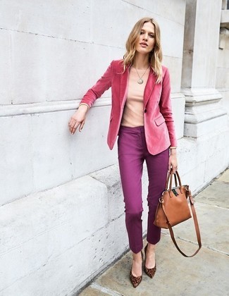 С чем носить ярко-розовый пиджак женщине: Если ты считаешь себя одной из тех дам, которые каждый день стараются выглядеть безупречно стильно, тебе подойдет сочетание ярко-розового пиджака и пурпурных узких брюк. Весьма кстати здесь будут смотреться коричневые замшевые туфли с леопардовым принтом.