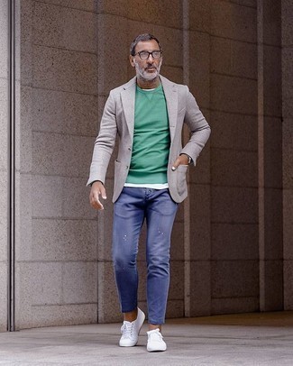 Как носить серый пиджак с синими джинсами за 50 лет мужчине: Сочетание серого пиджака и синих джинсов — замечательная идея для создания мужского лука в элегантно-деловом стиле. Поклонники незаезженных вариантов могут дополнить образ белыми низкими кедами из плотной ткани.