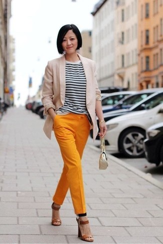 Какие пиджаки носить с желтыми брюками-галифе в 30 лет женщине лето: Пиджак и желтые брюки-галифе — необходимые вещи в арсенале дамского пола с чувством стиля. Коричневые кожаные босоножки на каблуке становятся классным дополнением к твоему луку. Подобный образ непременно будет у тебя в фаворитах в жаркие дни.