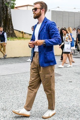 Какие низкие кеды носить с бежевыми брюками карго: Синий пиджак и бежевые брюки карго — великолепная идея для простого, но модного мужского ансамбля. Чтобы привнести в образ толику авантюрности , на ноги можно надеть низкие кеды.