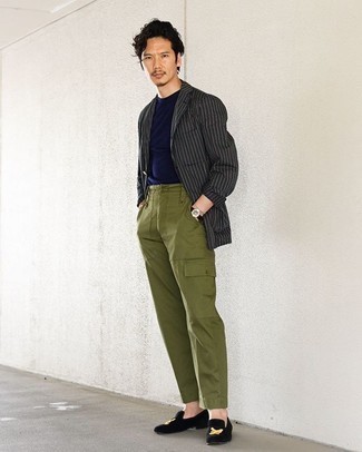 Какие лоферы носить с темно-серым пиджаком мужчине: Темно-серый пиджак и оливковые брюки карго — необходимые элементы современного мужского гардероба. Любишь свежие идеи? Дополни лук лоферами.