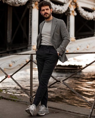 С чем носить серебряный пиджак в 30 лет мужчине в теплую погоду: Серебряный пиджак в паре с черными брюками чинос позволит подчеркнуть твой индивидуальный стиль и выигрышно выделиться из общей массы. Ты сможешь легко адаптировать такой лук к повседневным условиям городской жизни, надев серыми кроссовками.