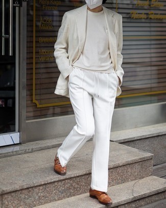 С чем носить белые брюки чинос в 30 лет лето в стиле смарт-кэжуал: Бежевый льняной пиджак и белые брюки чинос — беспроигрышный мужской образ для свидания в ресторане. В паре с коричневыми кожаными монками с двумя ремешками такой образ выглядит особенно выгодно. Не стоит сбрасывать со счетов подобное сочетание, особенно когда за окном невозможная жара.