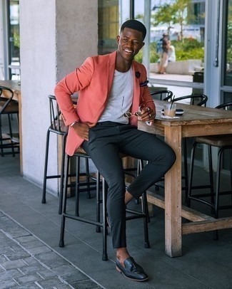 С чем носить розовый пиджак мужчине: Нравится выглядеть престижно? Тогда дуэт розового пиджака и черных брюк чинос для тебя. Если ты не боишься смешивать в своих образах разные стили, из обуви можешь надеть черные кожаные лоферы с кисточками.