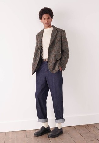 С чем носить темно-серый пиджак с узором "гусиные лапки" в 30 лет мужчине в стиле смарт-кэжуал: Темно-серый пиджак с узором "гусиные лапки" и темно-синие брюки чинос помогут создать необыденный мужской лук для офиса. Думаешь добавить в этот образ немного строгости? Тогда в качестве обуви к этому образу, выбери черные кожаные массивные лоферы.