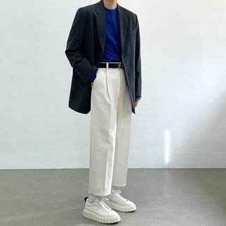 Как носить пиджак с низкими кедами в 30 лет мужчине в стиле кэжуал: Пиджак в паре с белыми брюками чинос — идеальный офисный вариант для молодых людей. Чтобы лук не получился слишком вычурным, можешь завершить его низкими кедами.