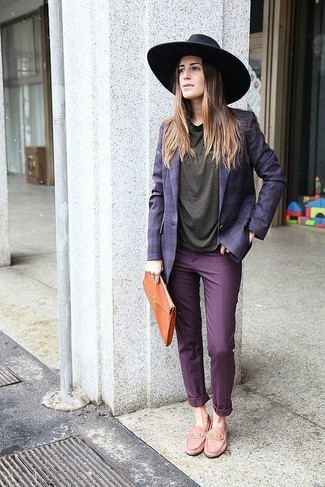 С чем носить фиолетовый пиджак женщине весна: Фиолетовый пиджак и пурпурные брюки чинос — обязательные вещи в гардеробе женщин с превосходным вкусом в одежде. Эффектности и классики ансамблю добавит пара розовых лоферов. Когда зимняя пора сменяется в весенне-осенний период, всегда хочется быть по-весеннему прекрасными и выглядеть по моде. Такой образ несомненно поможет достичь именно этого.