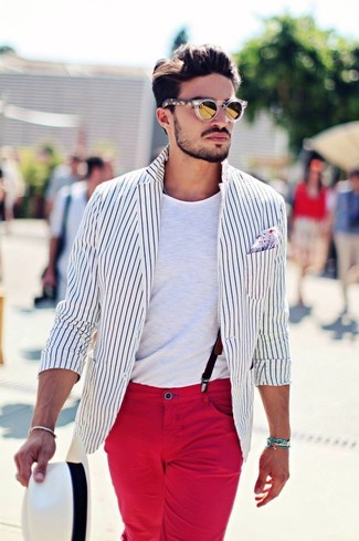 Модный лук: бело-черный пиджак в вертикальную полоску, белая футболка с круглым вырезом, красные брюки чинос, белая соломенная шляпа