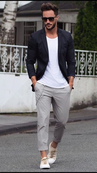 Модный лук: черный пиджак, белая футболка с круглым вырезом, серые брюки чинос, белые плимсоллы