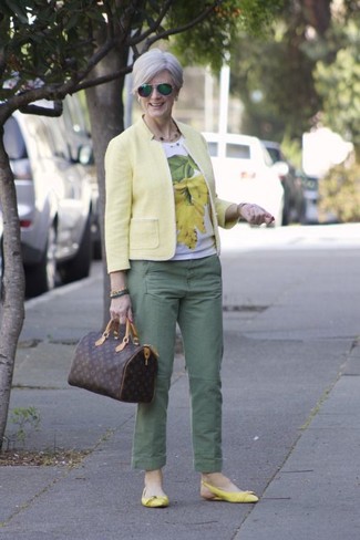 С чем носить зелено-желтую футболку с круглым вырезом в 30 лет женщине осень: Зелено-желтая футболка с круглым вырезом и зеленые брюки чинос — прекрасная формула для создания приятного и практичного ансамбля. Желтые кожаные балетки становятся отличным дополнением к твоему луку. Без сомнений, подобное сочетание одежды будет выглядеть несравненно в межсезонный период, когда погода становится прохладной.