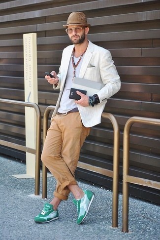 Какие кроссовки носить с белым пиджаком в 30 лет мужчине: Тандем белого пиджака и светло-коричневых брюк чинос позволит создать элегантный и современный мужской образ. Любишь рисковать? Дополни ансамбль кроссовками.