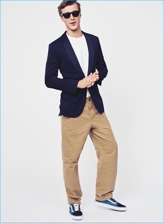 С чем носить темно-синий пиджак мужчине в стиле кэжуал: Если ты из той категории молодых людей, которые разбираются в моде, тебе подойдет тандем темно-синего пиджака и светло-коричневых брюк чинос. В тандеме с темно-синими низкими кедами весь лук смотрится очень динамично.