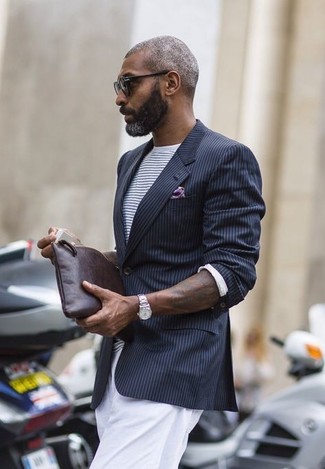 Модный лук: черный пиджак в вертикальную полоску, бело-темно-синяя футболка с круглым вырезом в горизонтальную полоску, белые брюки чинос, темно-коричневый кожаный мужской клатч