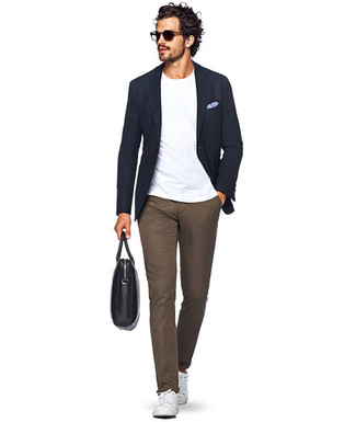 Какие низкие кеды носить с темно-сине-белым пиджаком в 30 лет мужчине: Темно-сине-белый пиджак в паре с коричневыми брюками чинос может стать классным офисным луком. Тебе нравятся незаурядные решения? Тогда заверши свой ансамбль низкими кедами.