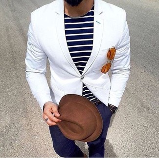 С чем носить темно-коричневую шерстяную шляпу в 30 лет мужчине в стиле смарт-кэжуал: Если в одежде ты ценишь комфорт и практичность, белый пиджак и темно-коричневая шерстяная шляпа — хороший выбор для модного повседневного мужского образа.