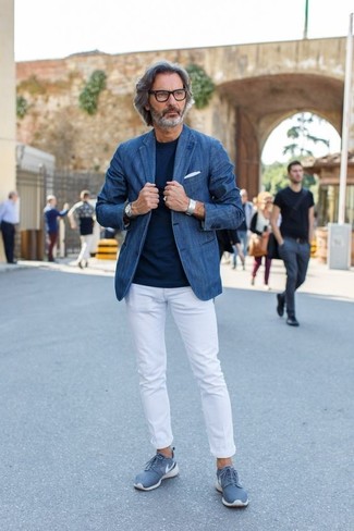 С чем носить темно-синий джинсовый пиджак мужчине в стиле кэжуал: Темно-синий джинсовый пиджак в паре с белыми брюками чинос позволит выразить твою индивидуальность и выигрышно выделиться из общей массы. Пара синих низких кед добавит ансамблю легкости и беззаботства.