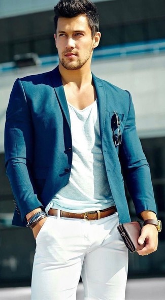 С чем носить белые брюки чинос в 20 лет в теплую погоду: Синий пиджак и белые брюки чинос — необходимые вещи в классическом мужском гардеробе.