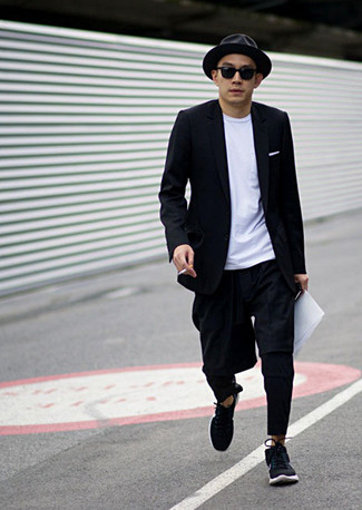 С чем носить черный пиджак мужчине в стиле кэжуал: Черный пиджак в паре с черными брюками чинос позволит выразить твой индивидуальный стиль и выделиться из серой массы. Этот лук выгодно дополнят черные кроссовки.