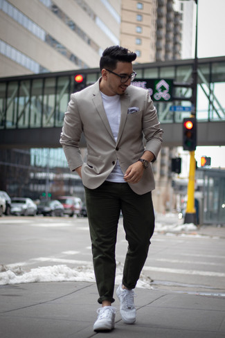 Какие пиджаки носить с темно-зелеными брюками чинос: Пиджак и темно-зеленые брюки чинос позволят создать интересный мужской образ для работы в офисе. Такой образ легко адаптировать к повседневным реалиям, если дополнить его белыми кожаными низкими кедами.