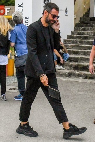 С чем носить черный пиджак мужчине в стиле кэжуал: Согласись, лук из черного пиджака и черных брюк чинос смотрится очень выгодно? Что касается обуви, можешь отдать предпочтение функциональности и выбрать черные кроссовки.