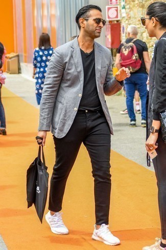 Как носить пиджак с кроссовками мужчине в жару в стиле кэжуал: Пиджак и черные брюки чинос — неотъемлемые вещи в идеальном мужском гардеробе. Поклонники смелых вариантов могут закончить лук кроссовками.