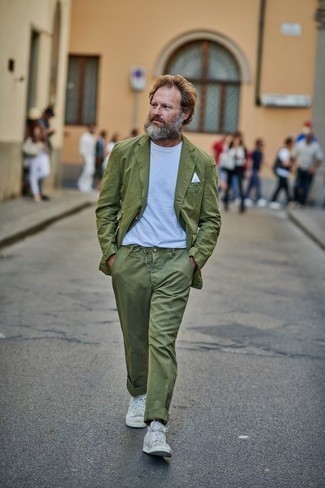 Как носить оливковые брюки чинос с темно-зеленым пиджаком лето: Сочетание темно-зеленого пиджака и оливковых брюк чинос выглядит отменно, разве нет? Этот лук неплохо дополнят белые высокие кеды из плотной ткани. Замечательный выбор на жаркую солнечную погоду.