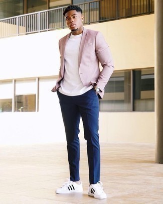 Модный лук: розовый пиджак, белая футболка с круглым вырезом, темно-синие брюки чинос, бело-черные кожаные низкие кеды