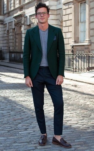 С чем носить темно-зеленый пиджак в 30 лет мужчине в теплую погоду в стиле смарт-кэжуал: Если ты принадлежишь к той немногочисленной группе мужчин, которые каждый день стараются одеваться безукоризненно, тебе полюбится сочетание темно-зеленого пиджака и темно-синих брюк чинос. Любители свежих идей могут дополнить лук темно-коричневыми кожаными лоферами с кисточками, тем самым добавив в него немного изысканности.