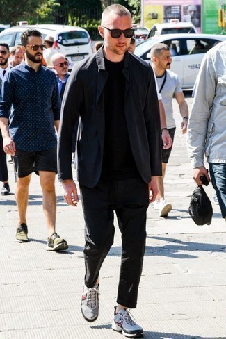 С чем носить темно-синий пиджак в 20 лет мужчине: Темно-синий пиджак и черные брюки чинос позволят составить гармоничный модный лук. В паре с серыми кроссовками весь лук выглядит очень живо.