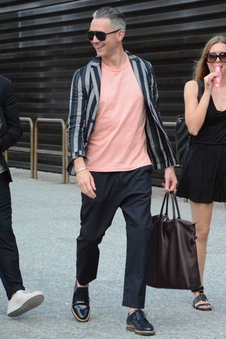 Модный лук: темно-синий пиджак в вертикальную полоску, розовая футболка с круглым вырезом, темно-синие брюки чинос, черные кожаные туфли дерби
