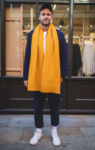С чем носить золотой шарф за 40 лет мужчине: Сочетание темно-синего шерстяного пиджака и золотого шарфа - очень практично, и поэтому идеально для повседневой носки. Вместе с этим ансамблем выгодно выглядят белые высокие кеды из плотной ткани.