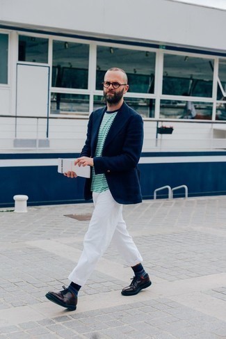С чем носить зеленую футболку мужчине: Зеленую футболку и белые брюки чинос можно надеть как в офис без дресс-кода, так и на свидание с возлюбленной в парке. Думаешь сделать ансамбль немного строже? Тогда в качестве обуви к этому образу, стоит выбрать темно-пурпурные кожаные туфли дерби.