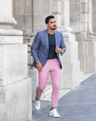 Как носить синий пиджак с белыми низкими кедами мужчине: Синий пиджак идеально сочетается с розовыми брюками чинос. Любители рискованных сочетаний могут дополнить ансамбль белыми низкими кедами.