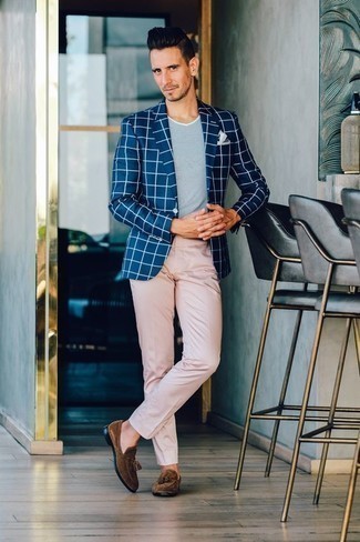 С чем носить темно-синий пиджак в клетку мужчине в стиле смарт-кэжуал: Темно-синий пиджак в клетку и розовые брюки чинос — хороший вариант для приверженцев дресс-кода smart casual. Если тебе нравится сочетать в своих образах разные стили, из обуви можешь надеть коричневые замшевые лоферы с кисточками.