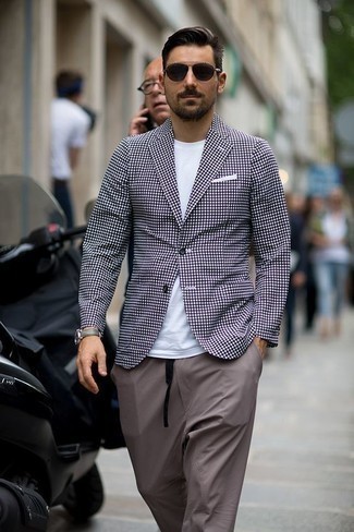 С чем носить пурпурный пиджак в клетку мужчине в стиле кэжуал: Если ты из той категории джентльменов, которые любят выглядеть по моде, тебе понравится тандем пурпурного пиджака в клетку и серых брюк чинос.