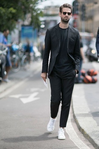 С чем носить темно-серый пиджак мужчине в теплую погоду: Сочетание темно-серого пиджака и черных брюк чинос великолепно подходит для офиса. Закончив лук белыми низкими кедами из плотной ткани, можно привнести в него немного динамичности.