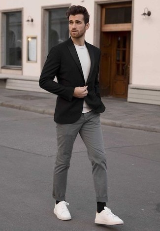 С чем носить черный пиджак в 30 лет мужчине в стиле кэжуал: Дуэт черного пиджака и серых брюк чинос выглядит очень выигрышно, разве не так? Белые низкие кеды из плотной ткани привнесут в образ нотки легкости.